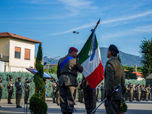 Un Gran Gruppo Di Noi Tesserini Dell'esercito Pattuglia Le Fila